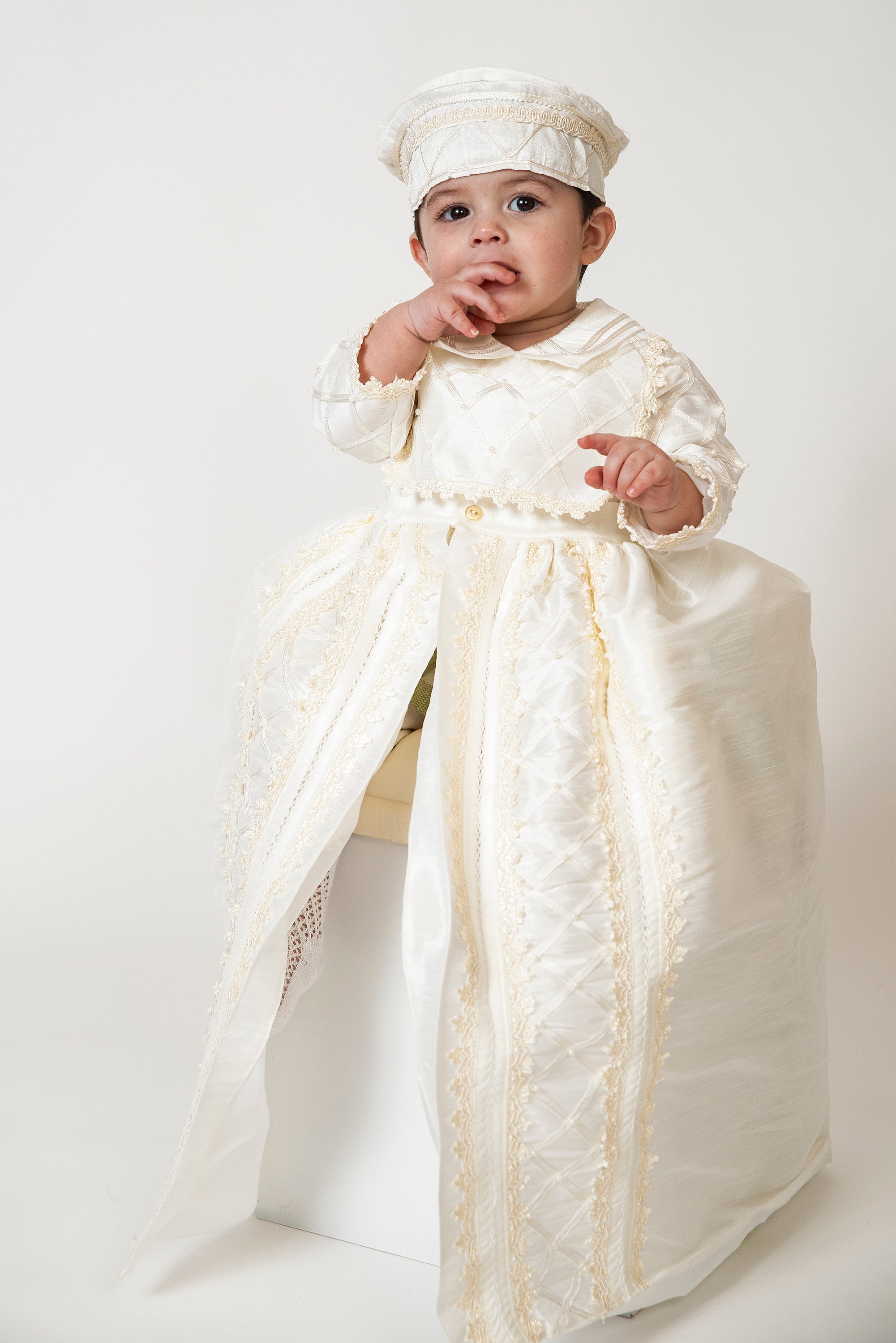 ropon para niño desmontable hecho a mano 100% seda color Ivory incluye gorrito y zapatitos
