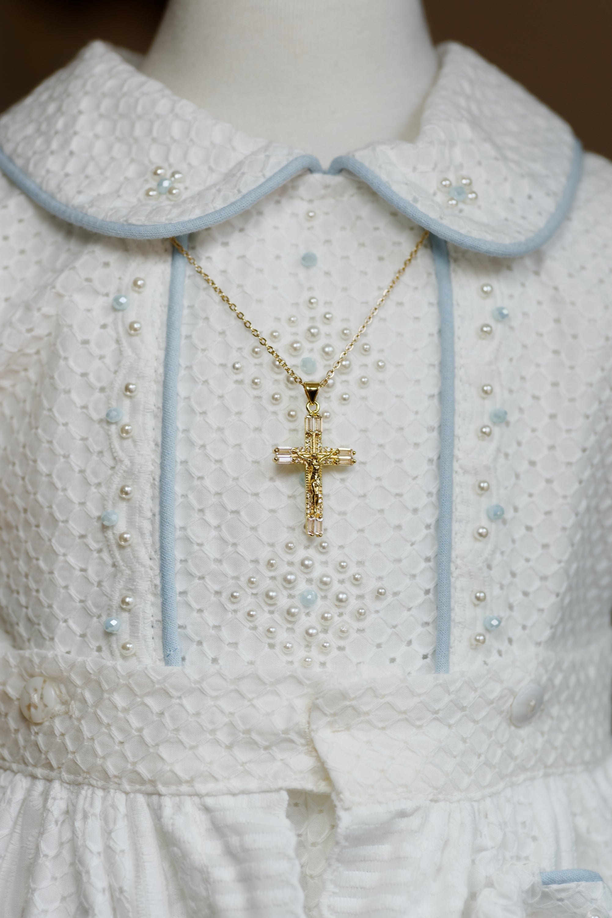 Pin Cruz en Chapa de Oro Con Cadena