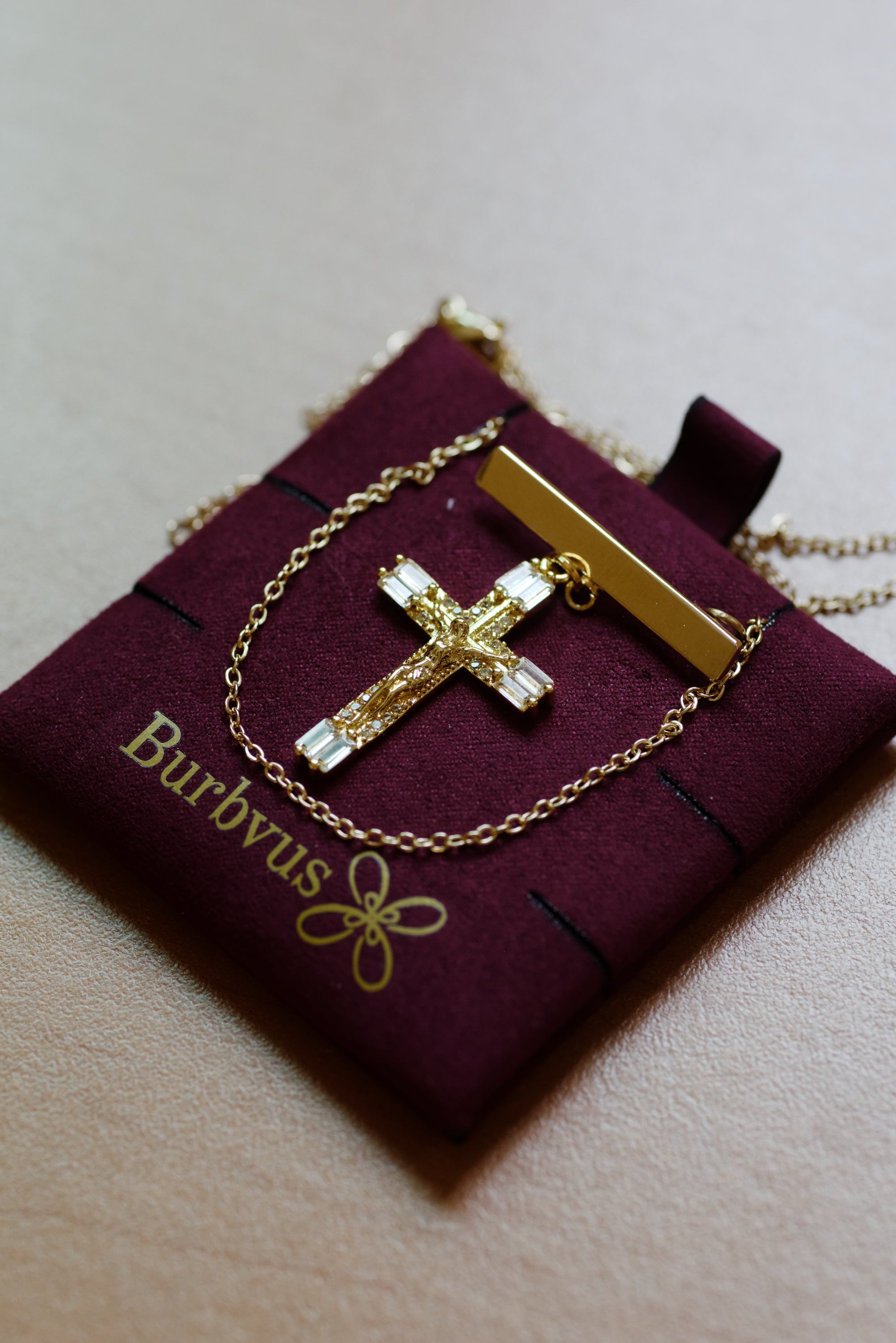 Pin Cruz en Chapa de Oro Con Cadena