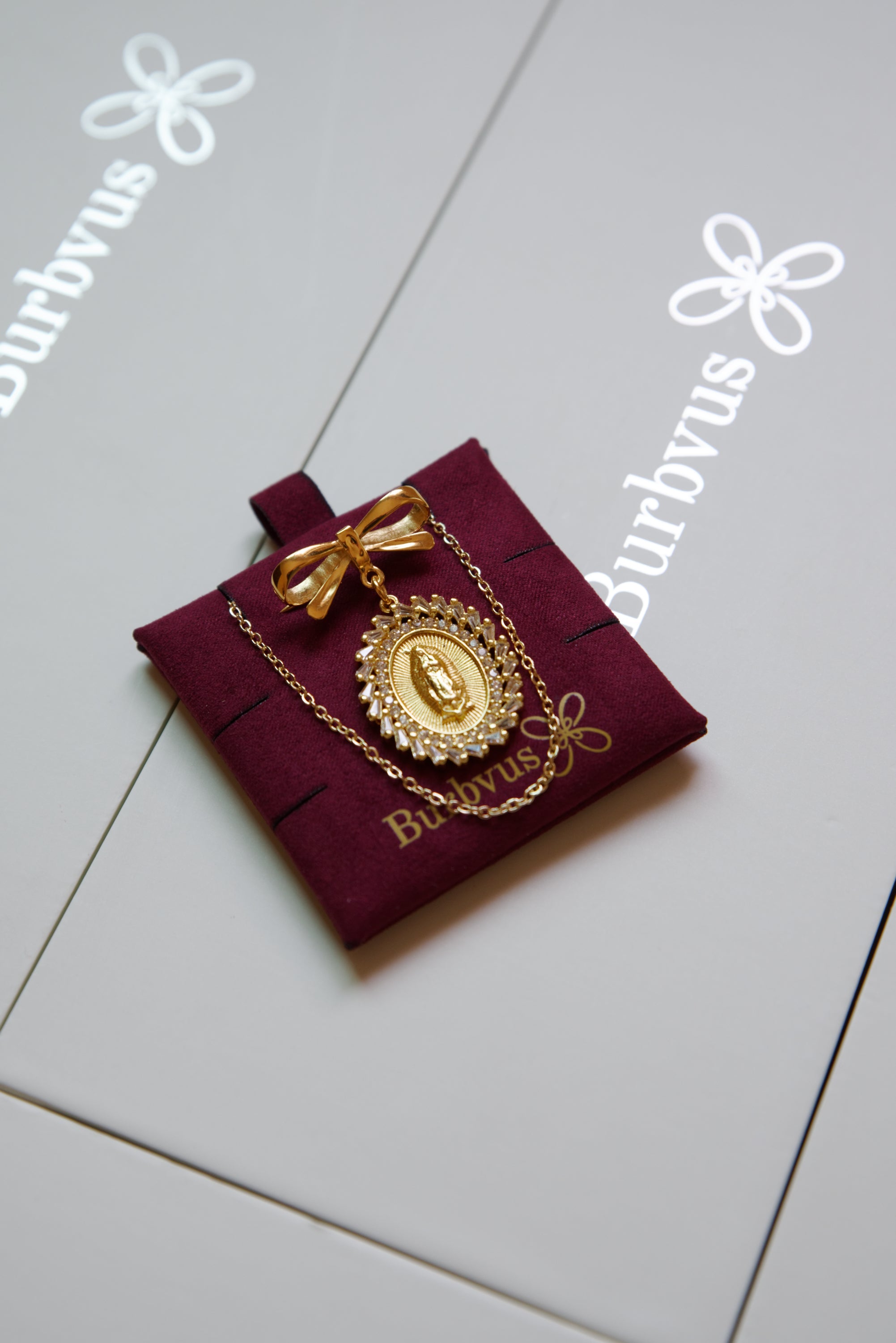 MEdalla y cadena de la virgen maria chapa de oro