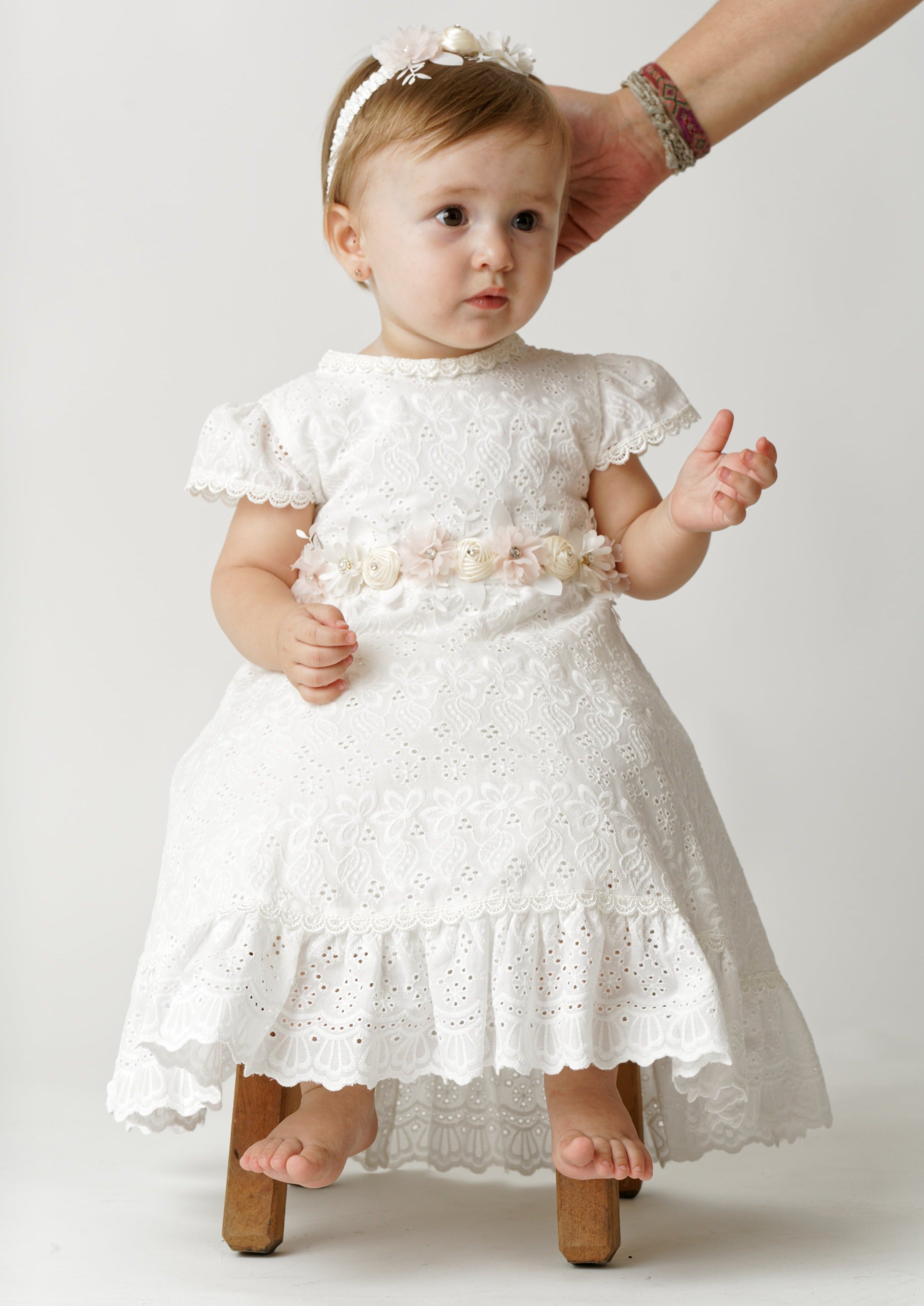 Vestidito para bautizo con Diadema color marfil, modelo G037 Burbvus