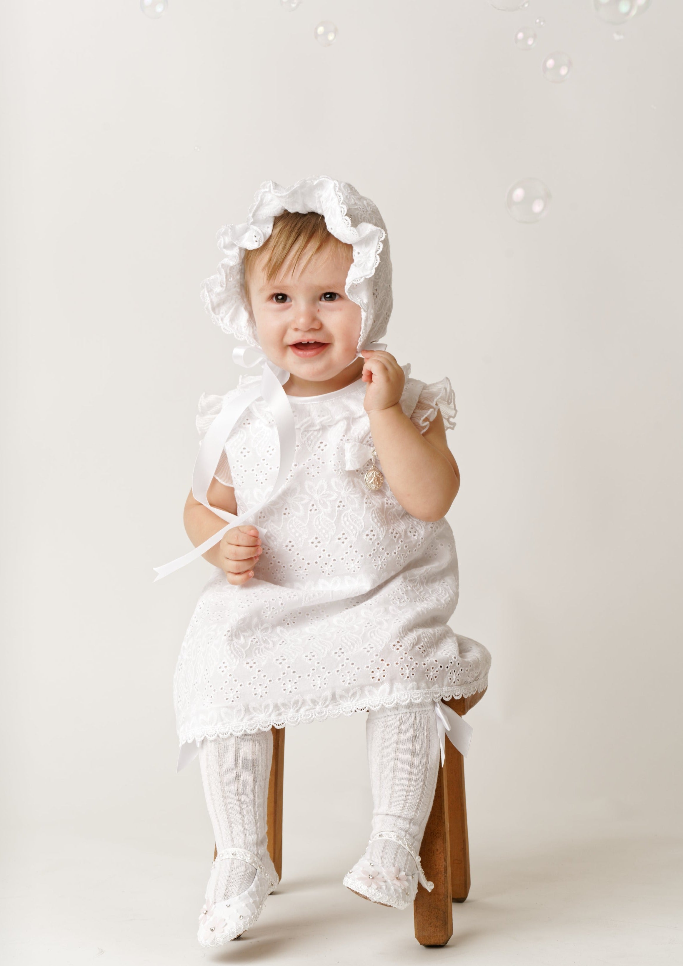 vestidito para bautismo de niña con medalla y gorrito burbvus