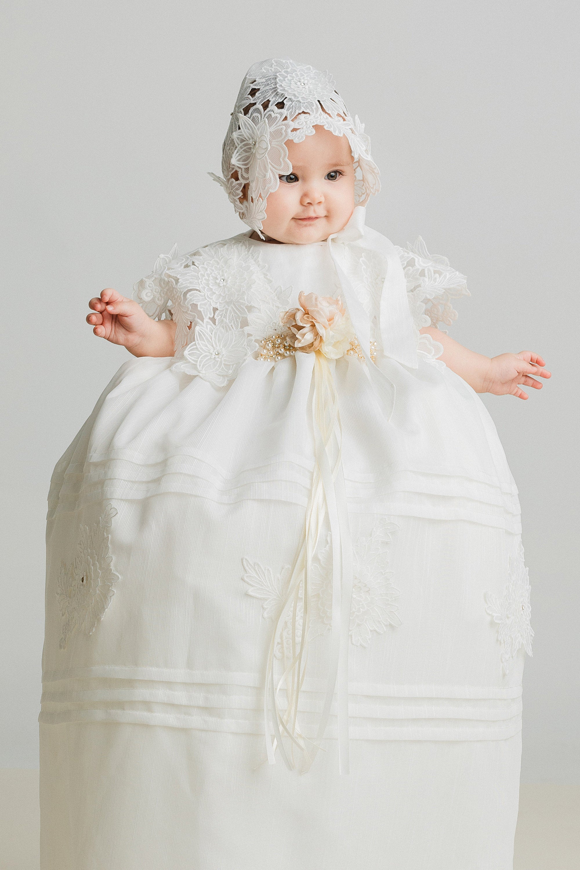 Hermoso ropon de bautizo para niña con un estilo vintage y detalles bordados hecho a mano