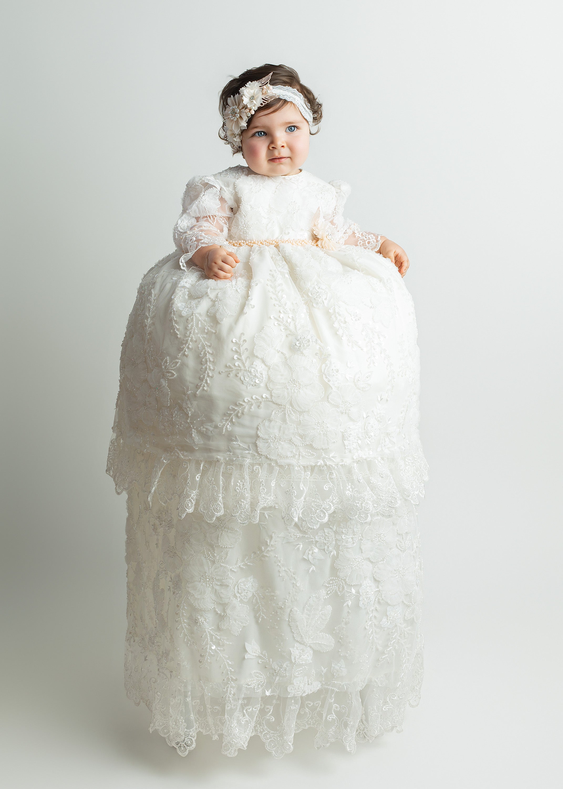 Bebé con ropón de bautizo para niña G064 color marfil con bordado floral y faldón largo desmontable