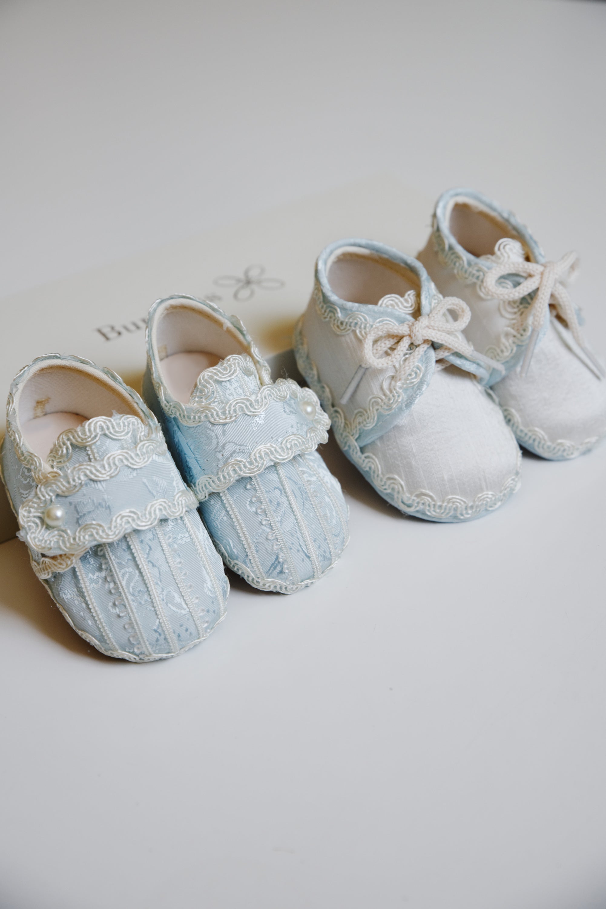 Elegantes zapatos de bautismo para niño, con detalles hechos a mano.