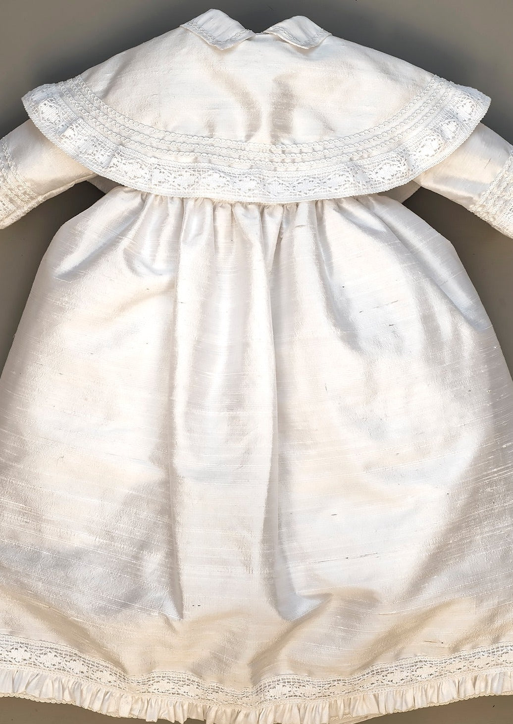 Ropon B004 detalles en reverso con faldon y capa