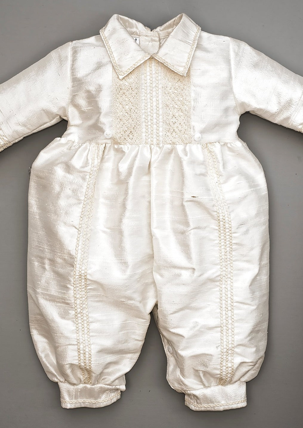 Ropon B004 para ceremonias de bautismo, con faldon desmontables