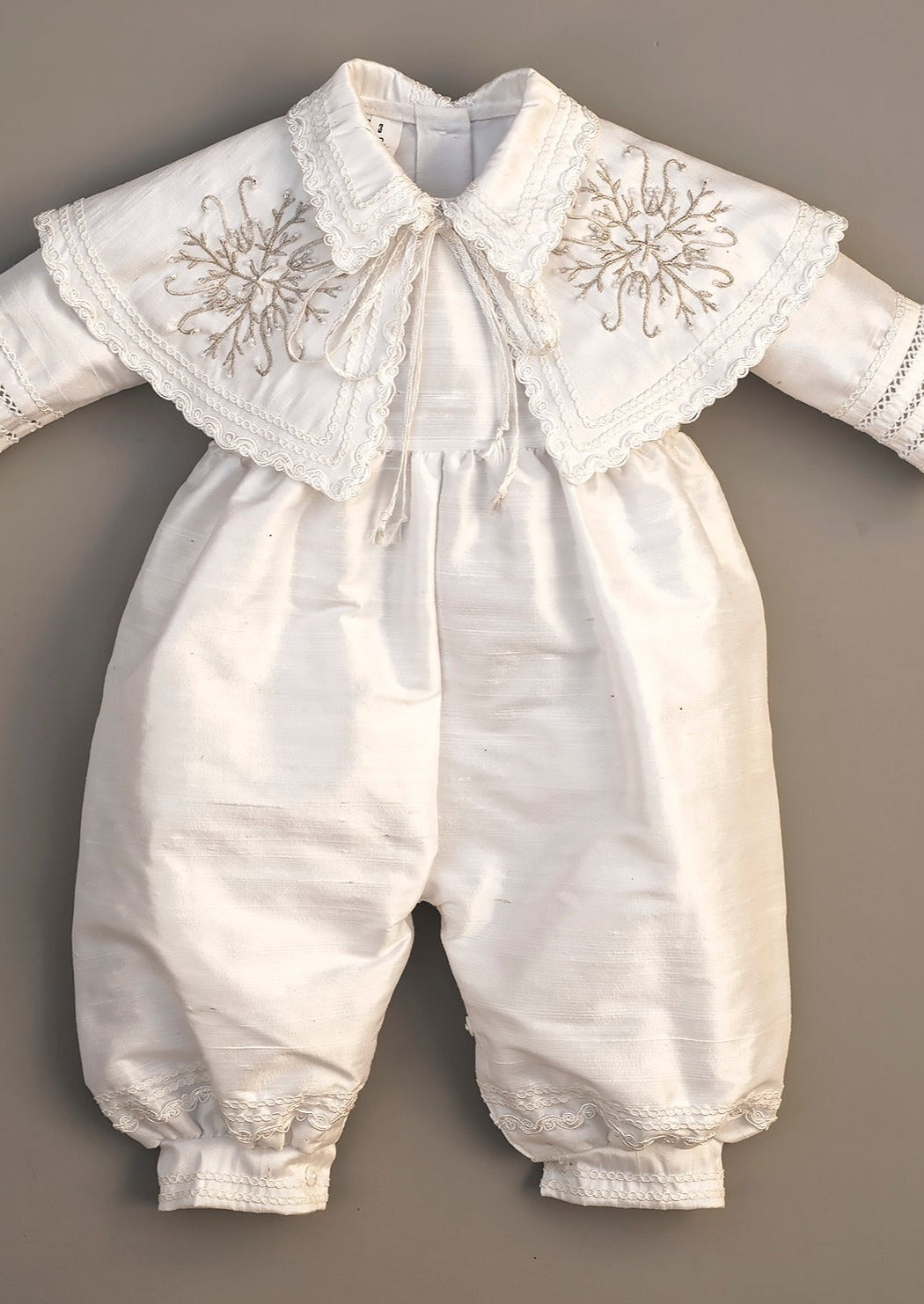 Trajecito para bautismo con capa B007