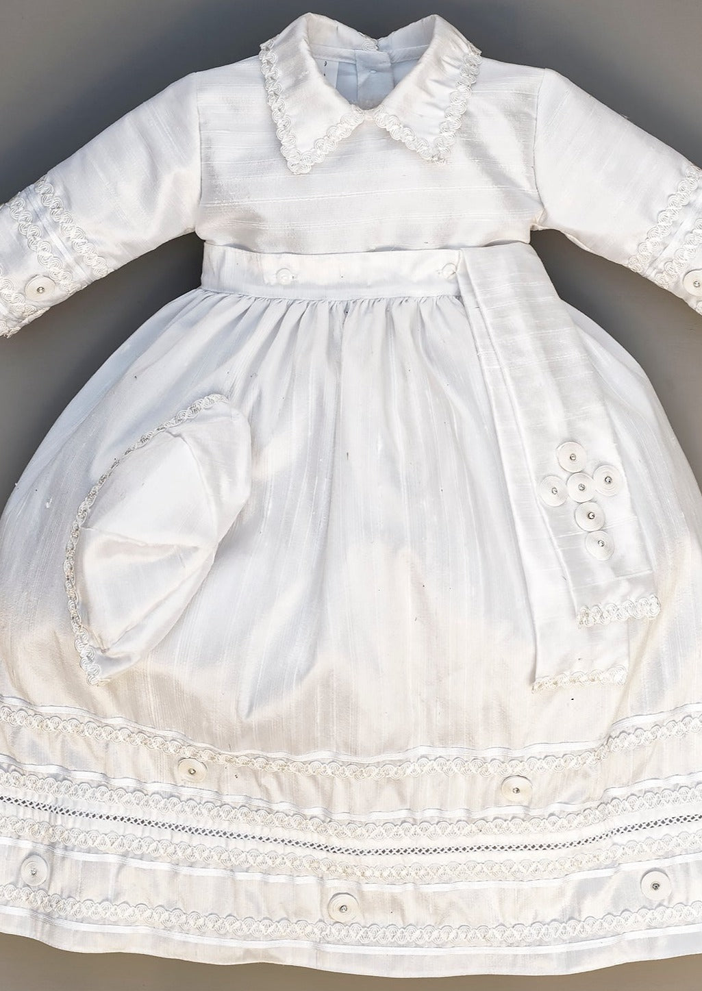 Traje para bautizo B011 color blanco con capa desmontable