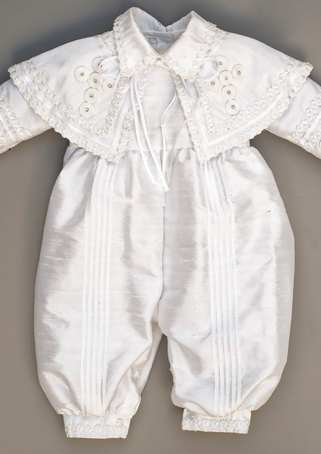 Traje para bautizo B011 color blanco con capa bordada a mano