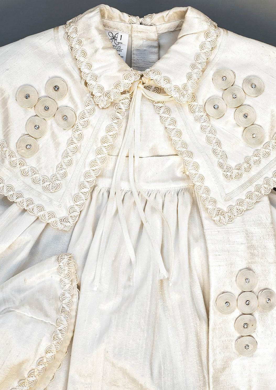 Cruces bordadas a mano en nuestro ropon para bautizo B011 en hueso