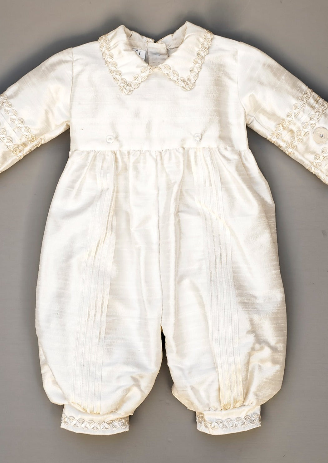 Detalles del traje de bautizo B011 sin faldon ni capa