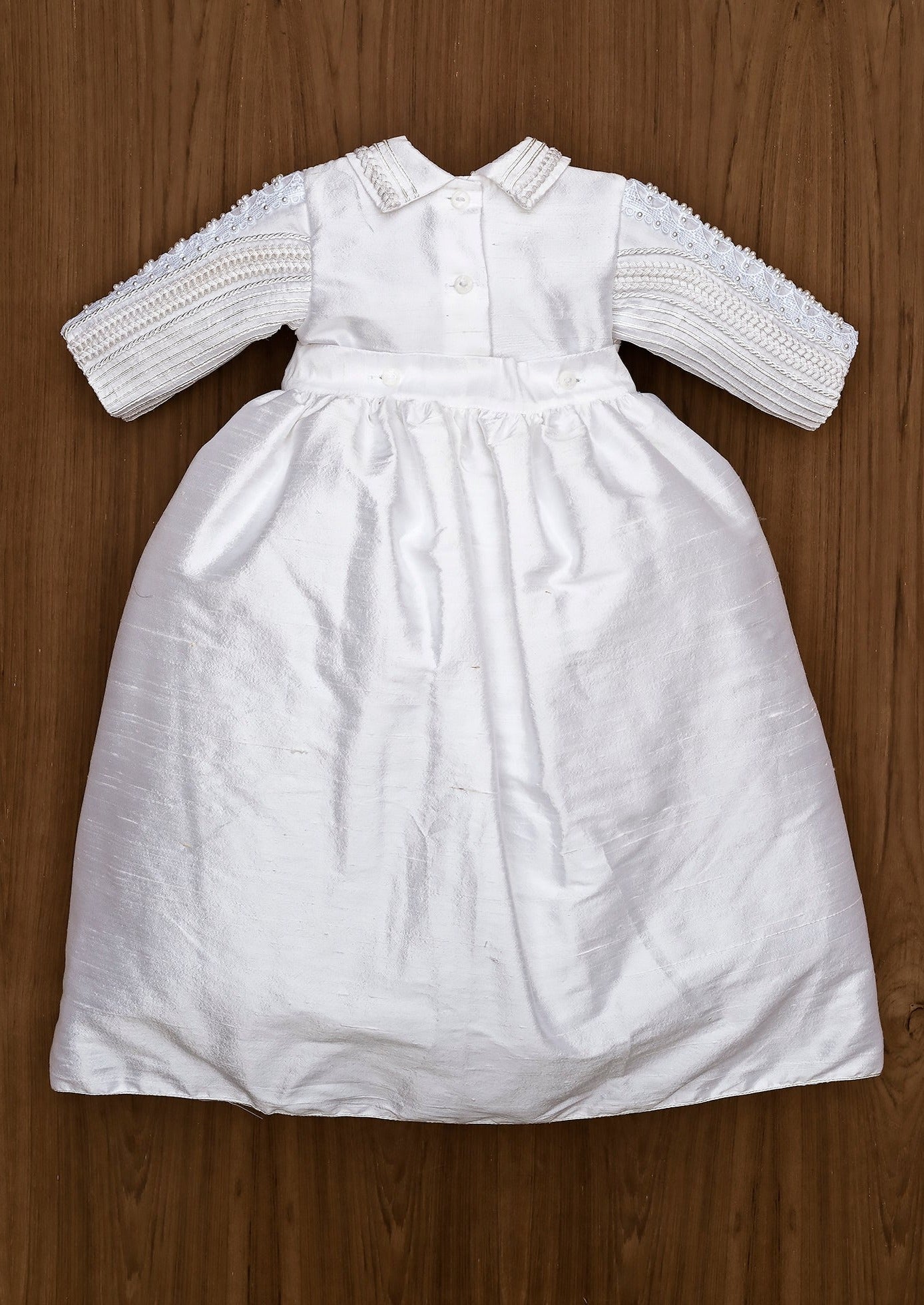 Es desmontable, es decir que el faldon se abotona a la cintura y se puede quitar y poner quedando solo el traje con su pantalon.