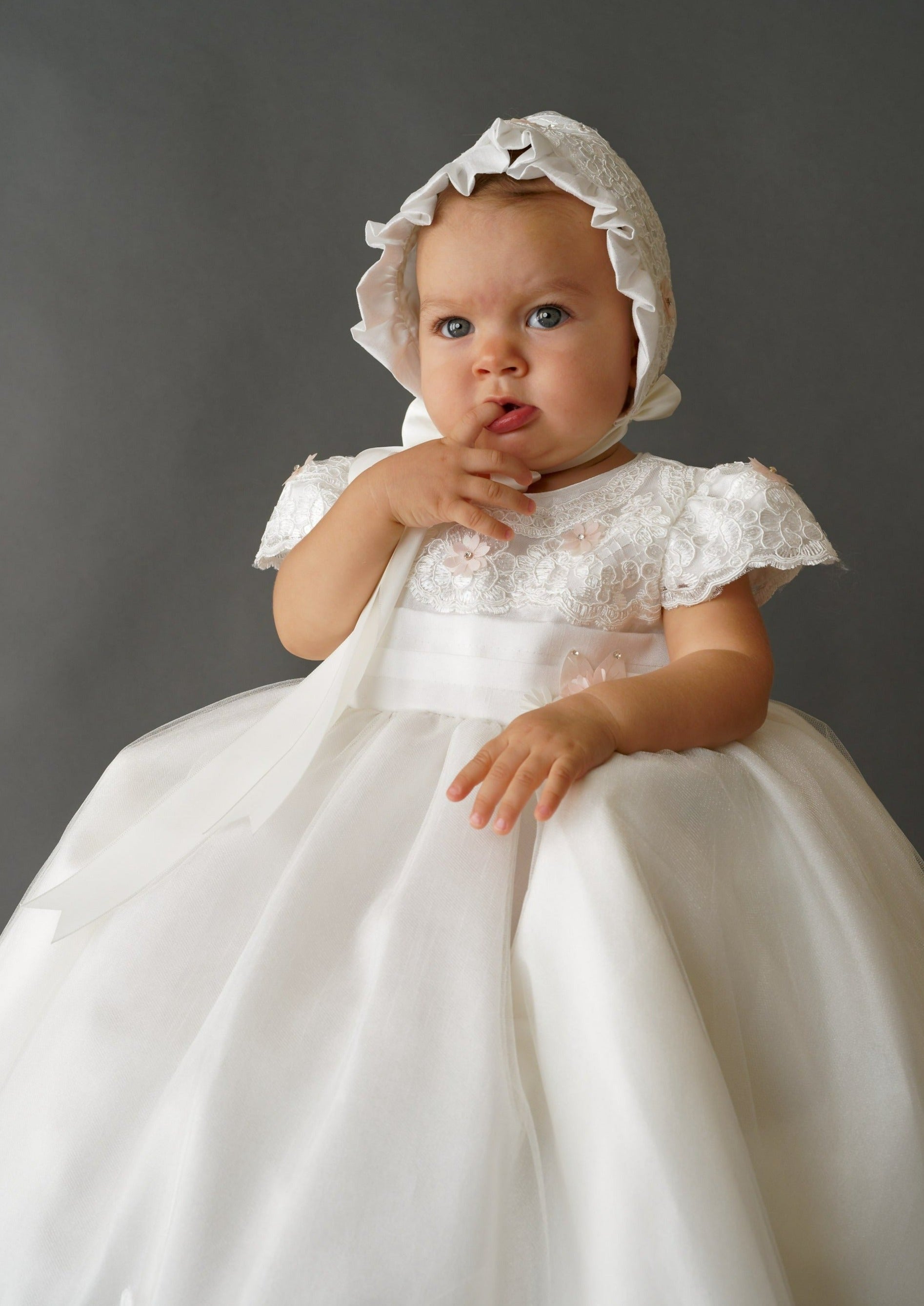 Ropon para niña hecho en seda color marfil modelo G036