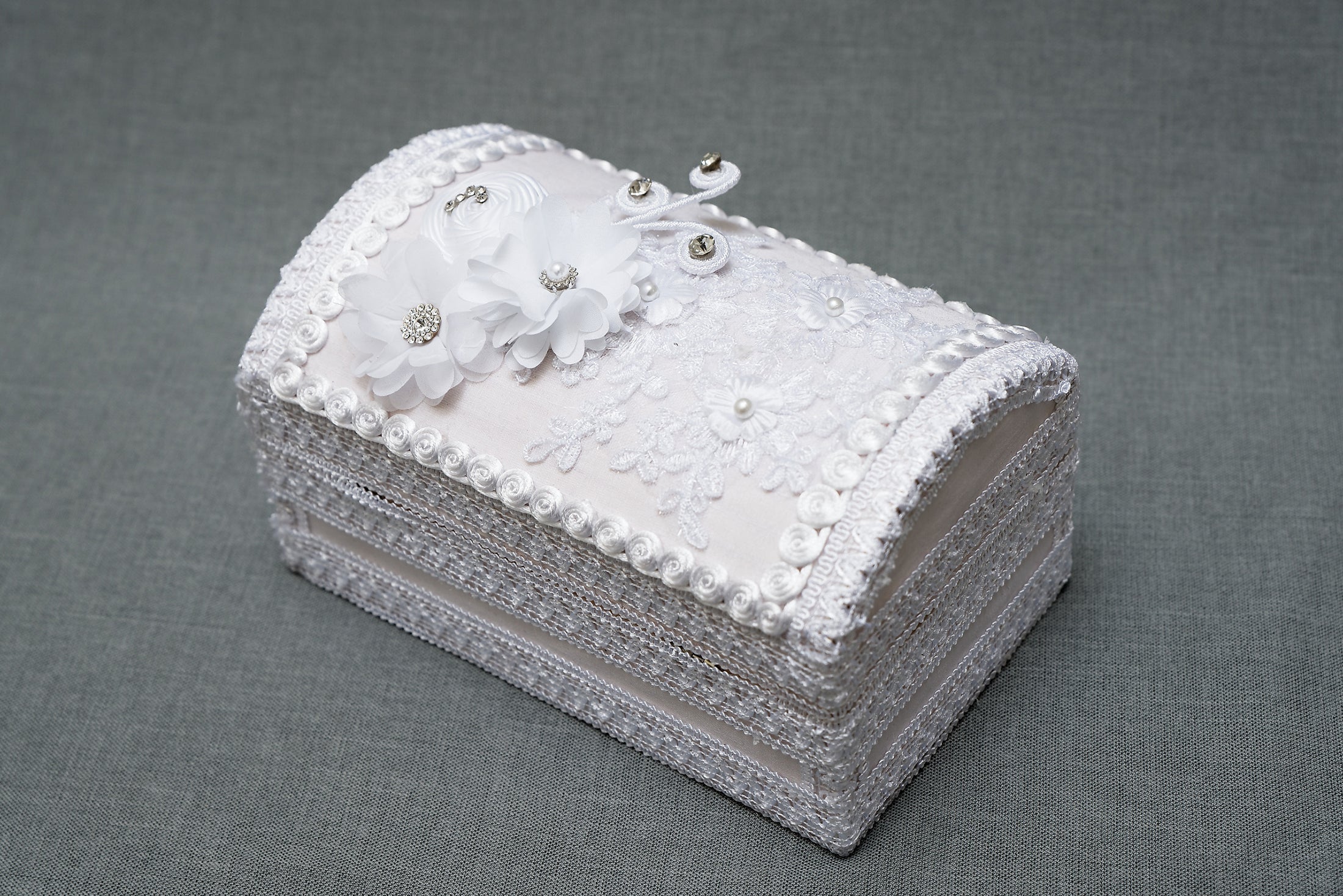 cofre de madera decorado a mano