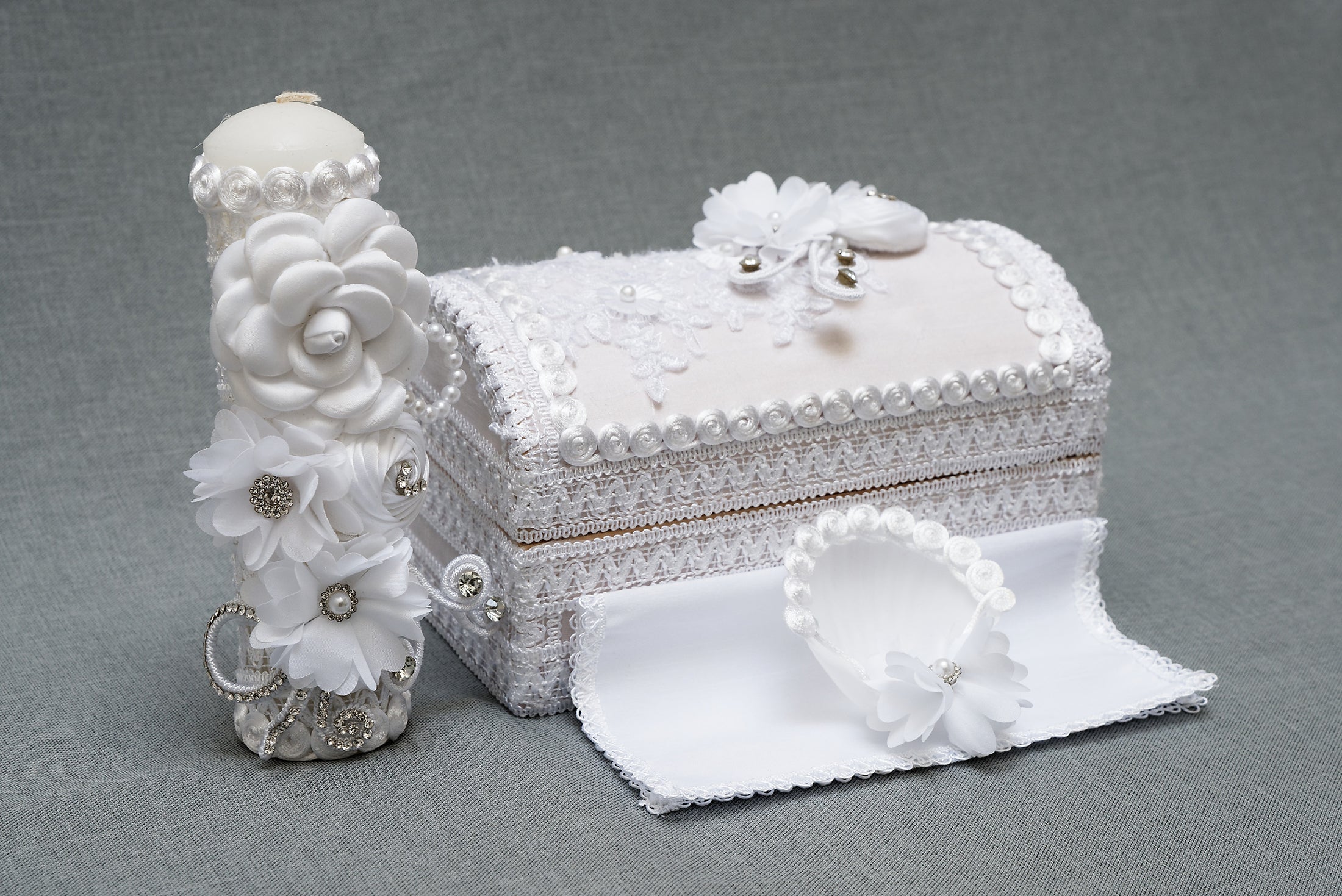 Vela decorada a mano para bautizo con cofre de madera