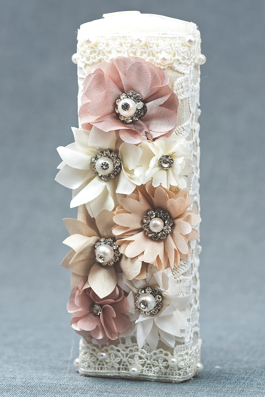 Vela hecha 100% a mano con encajes bordados a mano para bautizo