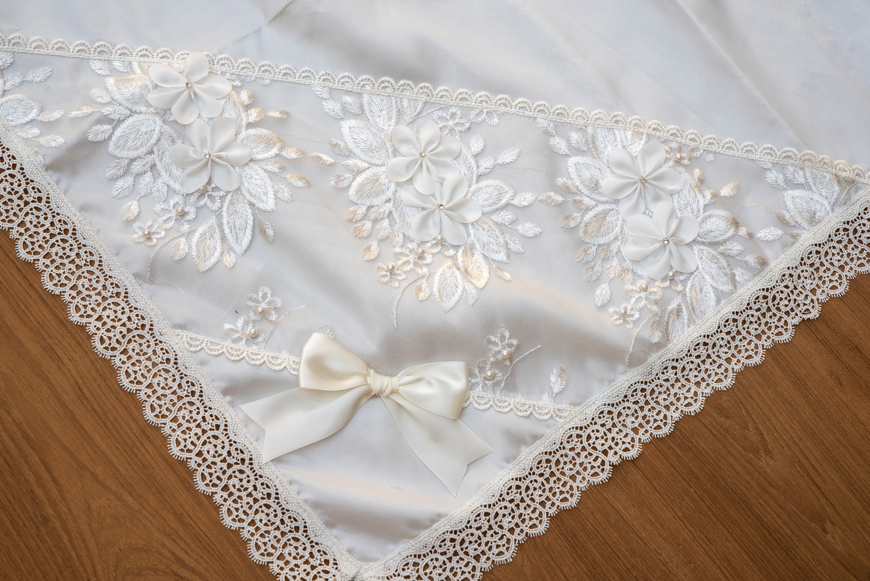 SAbanita ropones Burbvus modelo B023 ajuar de bautismo