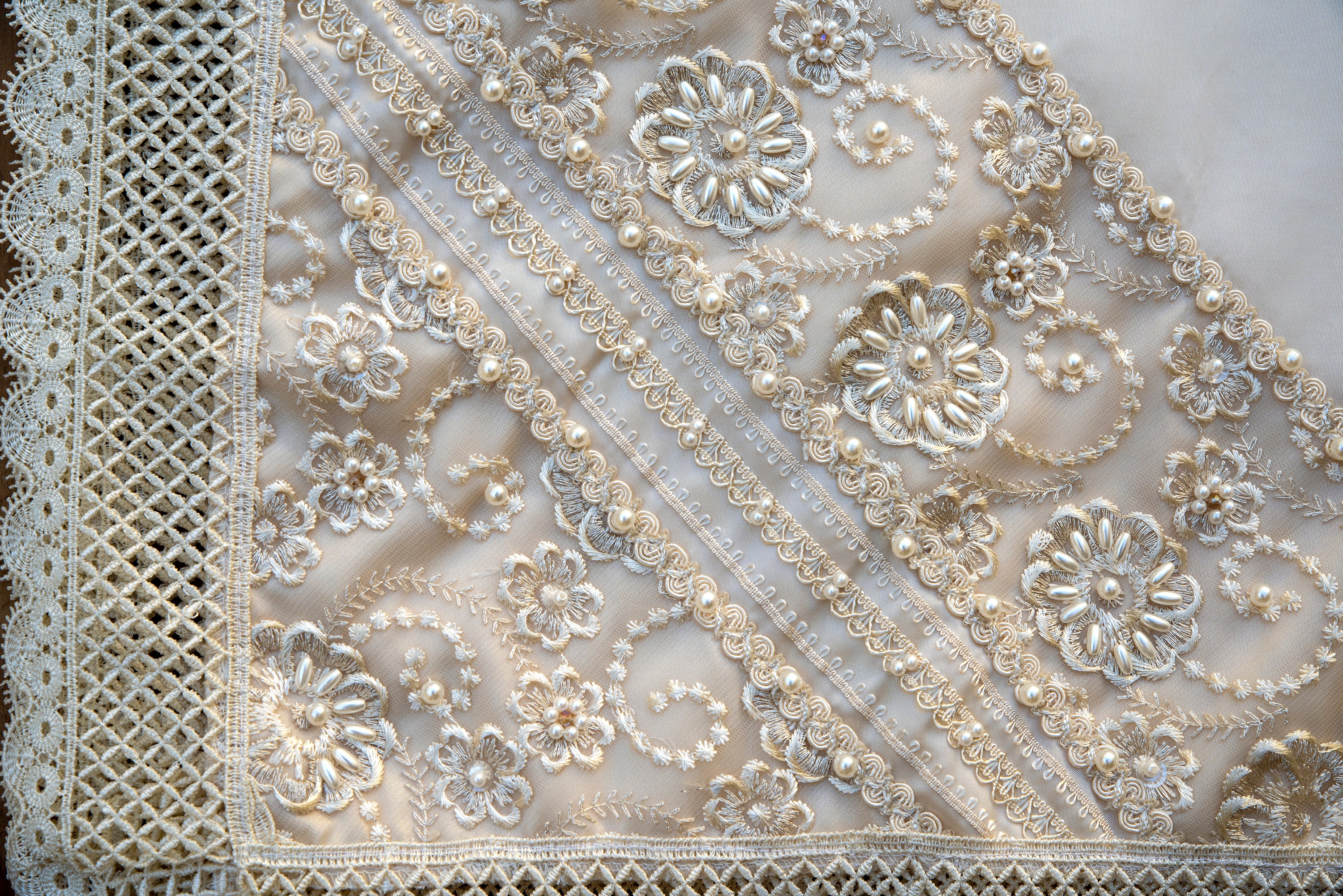 sabanita bordada a mano ajuar de bautismo ropones burbvus modelo 024