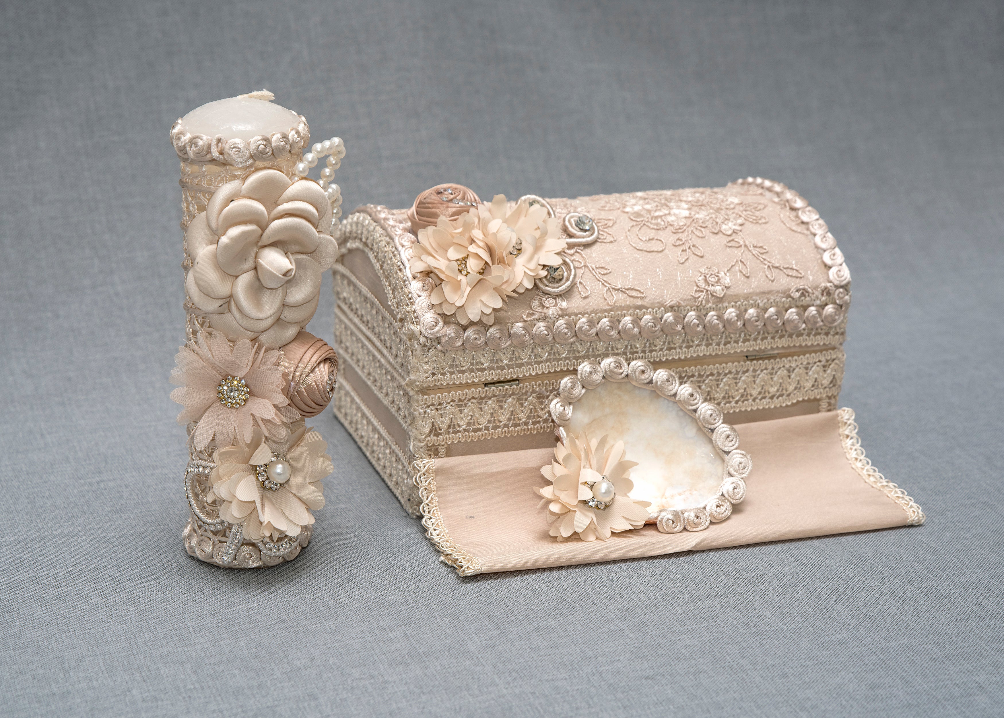 vela con cofre de madera para bautizo color beige decorado a mano