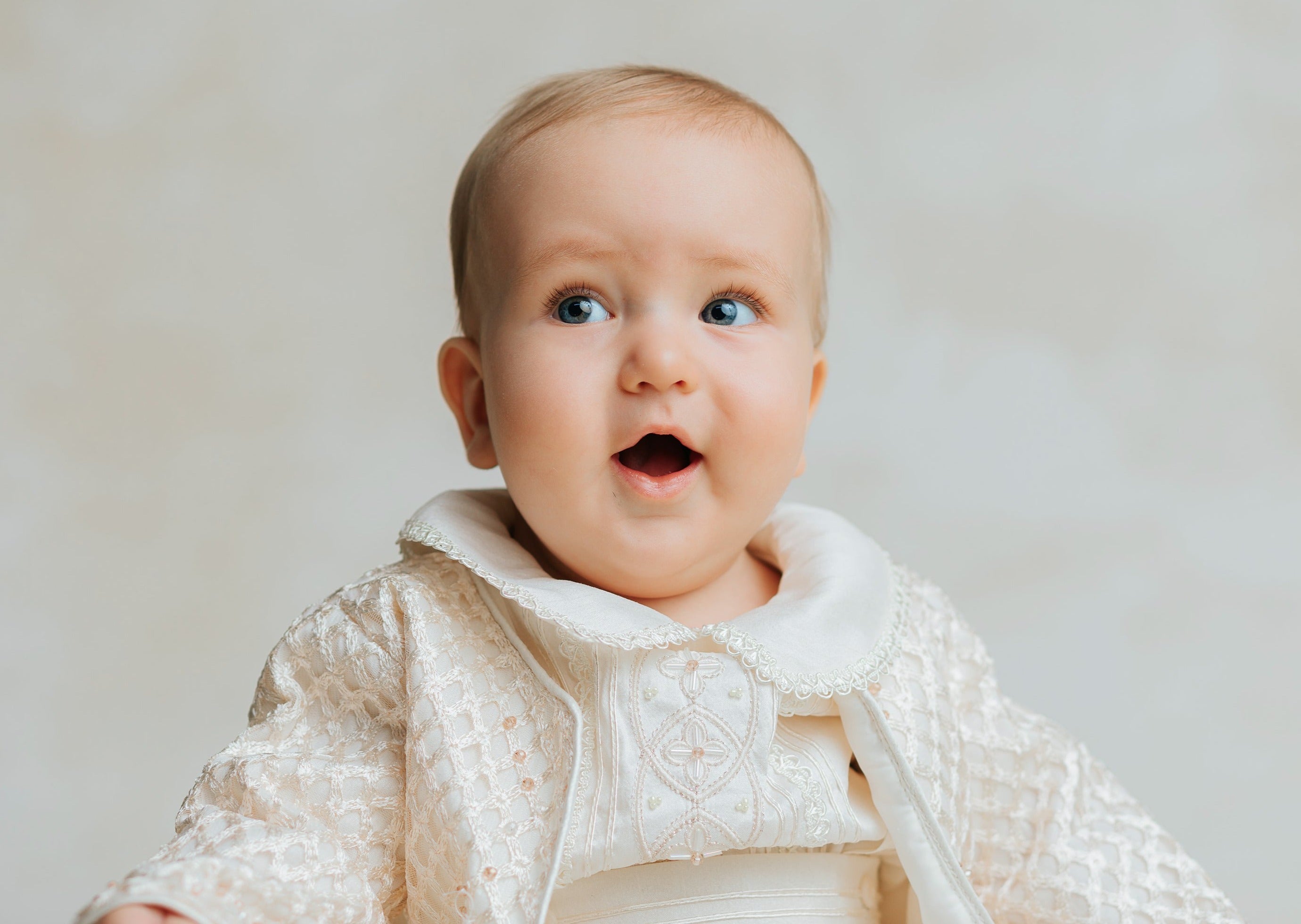 Trajecito para bautizo burbvus modelo B028