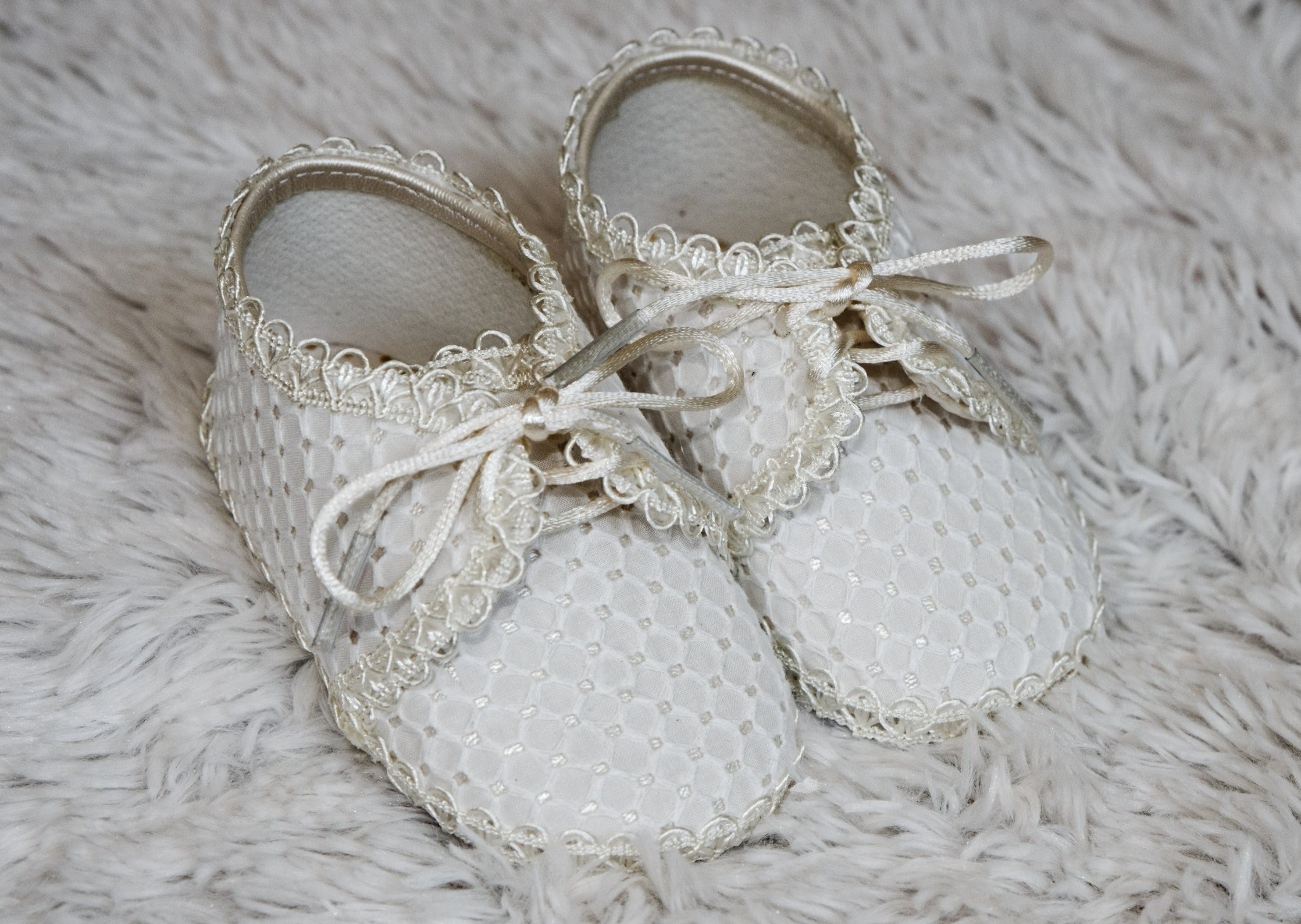 Zapatitos para bautizo de niño Burbvus B030 bordados