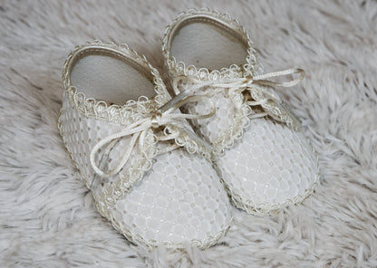 Zapatitos para bautizo de niño Burbvus B030 bordados