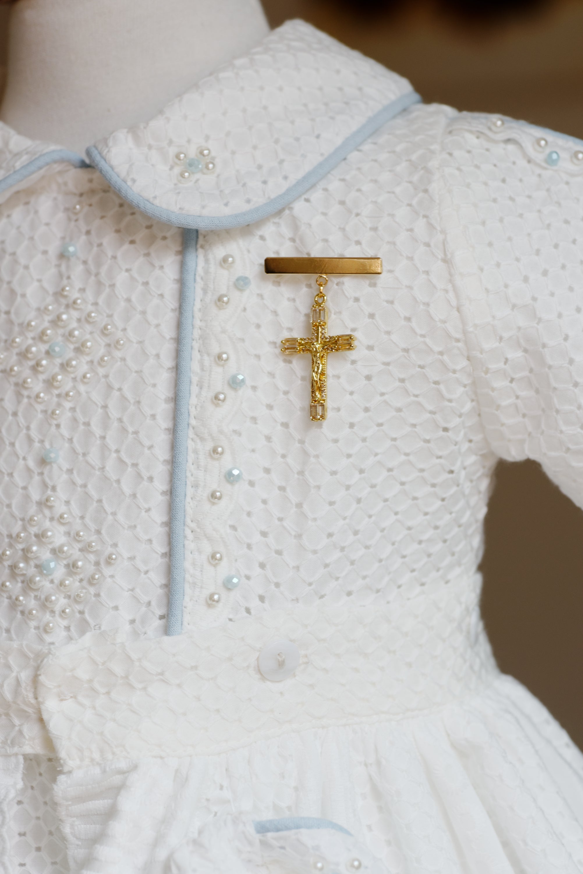 Pin Cruz en Chapa de Oro Con Cadena