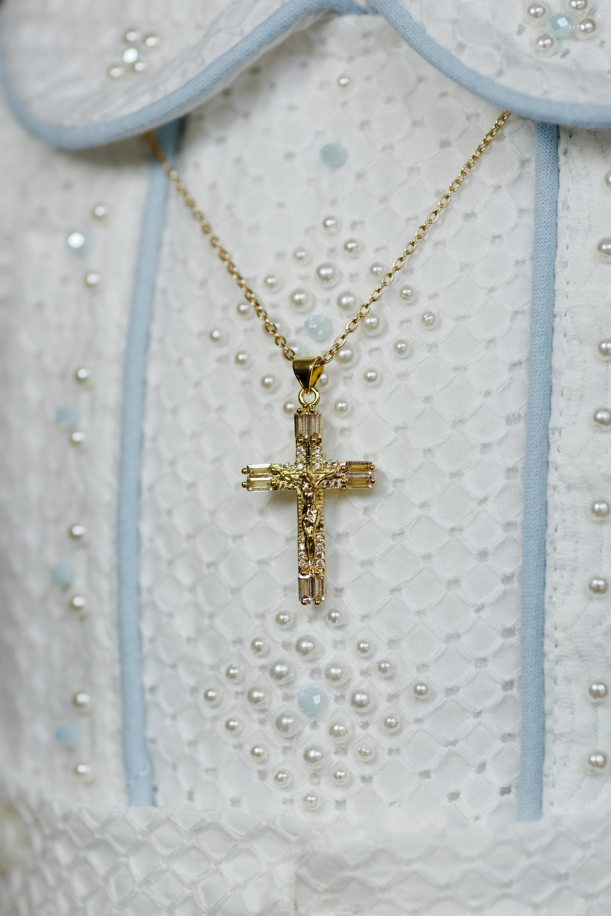 Pin Cruz en Chapa de Oro Con Cadena