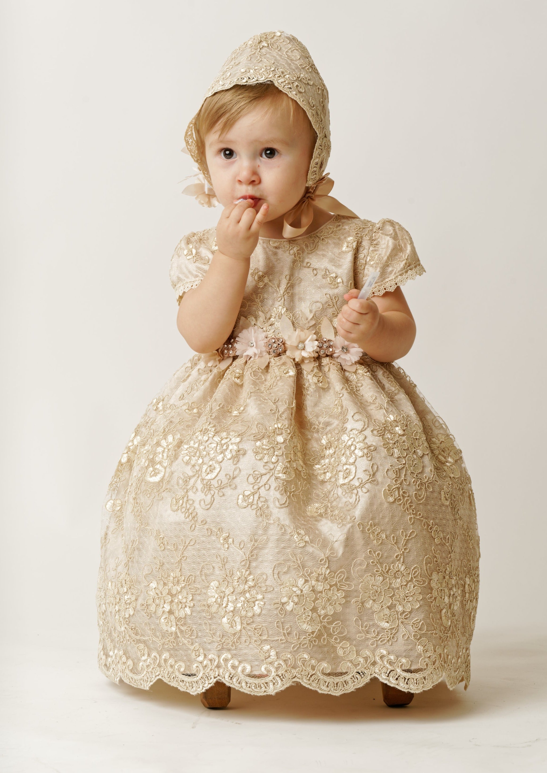 Vestido para Bautismo de Niña color Champagne, hecho a mano Modelo G032 Burbvus