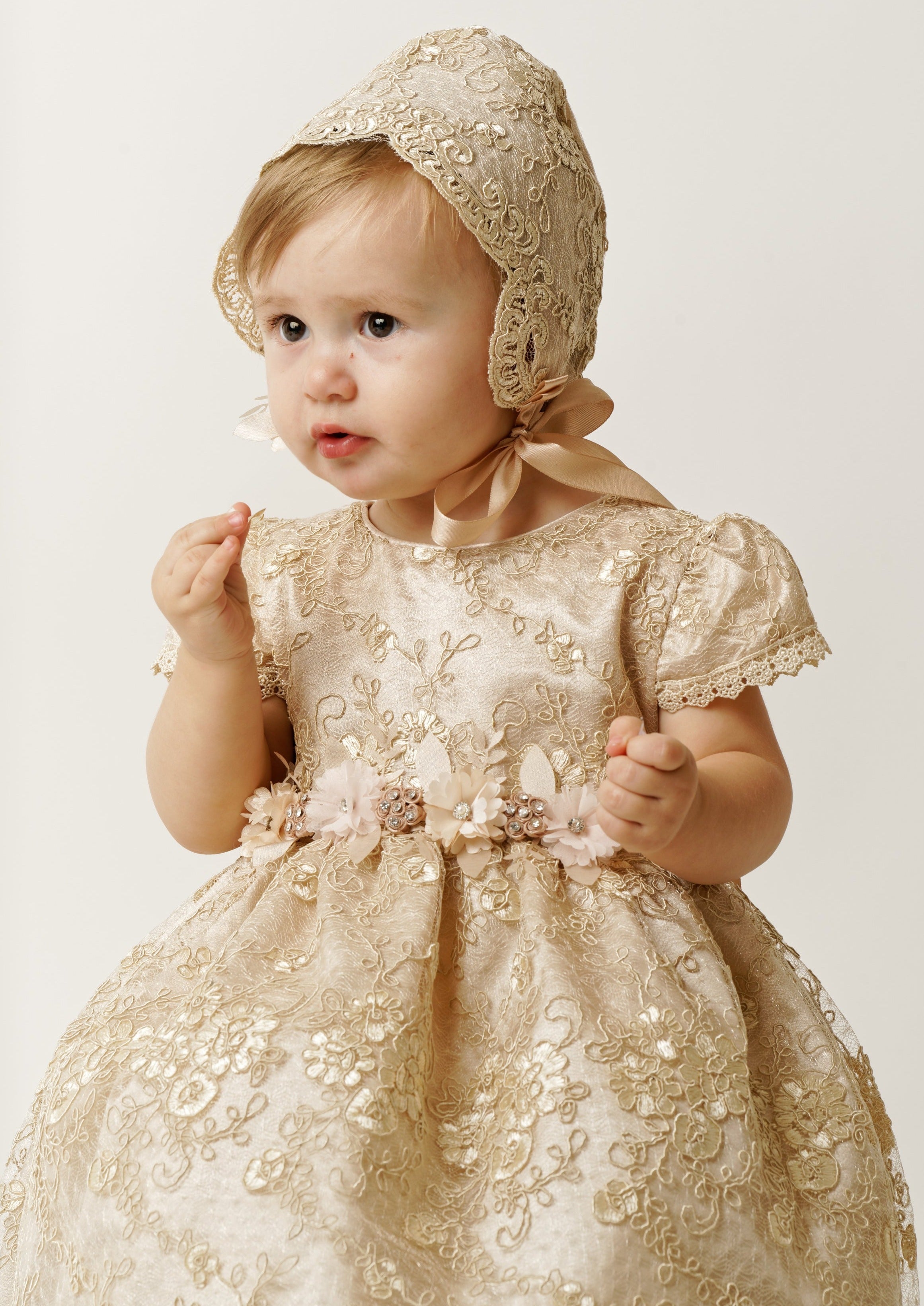 Vestido de bautismo burbvus color beige bordado a mano Burbvus G032