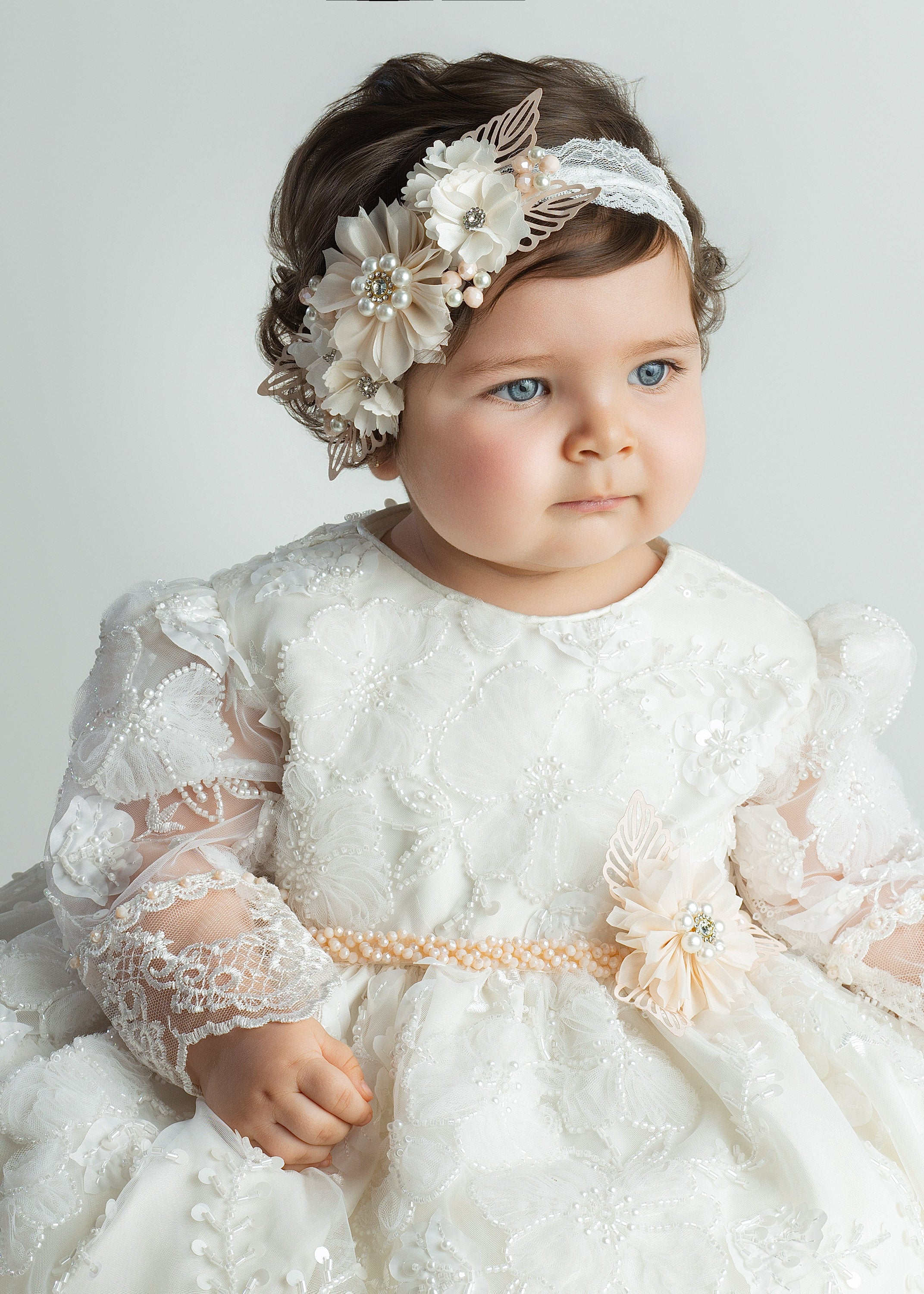 Bebé con ropón de bautizo para niña G064 con bordado floral y diadema a juego