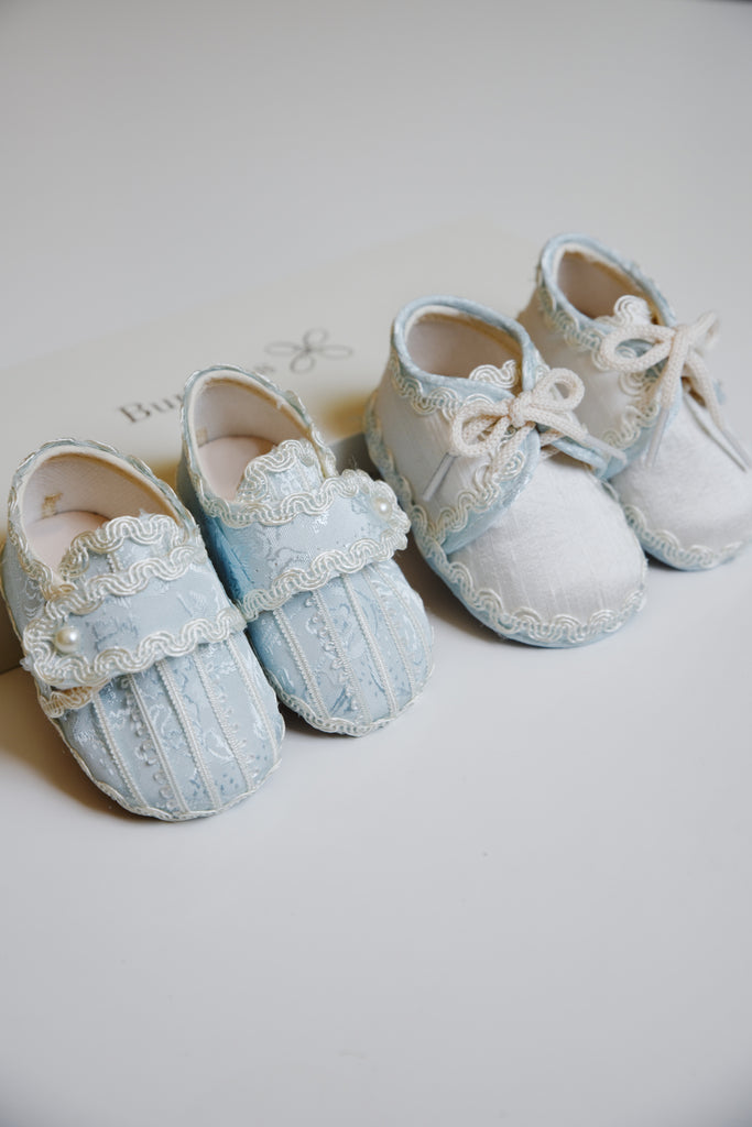 Elegantes zapatos de bautismo para niño, con detalles hechos a mano. 