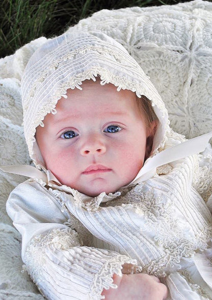 Detalles en el gorrito hecho a mano de nuestro ropon B002 para bautizo