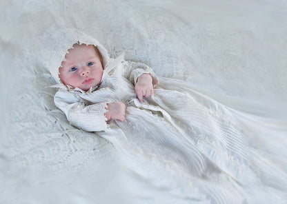 ropon B002 estilo español con su gorrito tradicional en color hueso