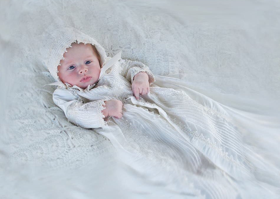 ropon B002 estilo español con su gorrito tradicional en color hueso