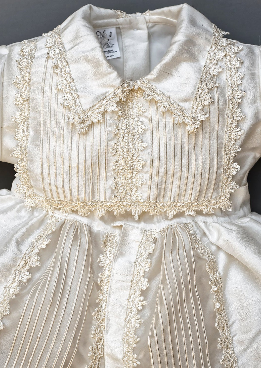 Detalles hecho a mano en nuestro ropon para bautismo B002