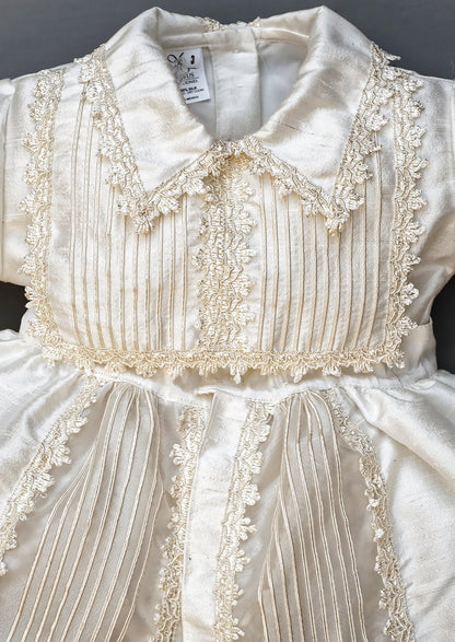 Detalles hecho a mano en nuestro ropon para bautismo B002