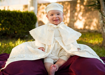 Bernardo en su ropon B004 con bonette en color hueso