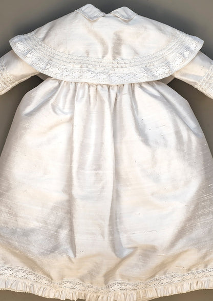 Ropon B004 detalles en reverso con faldon y capa