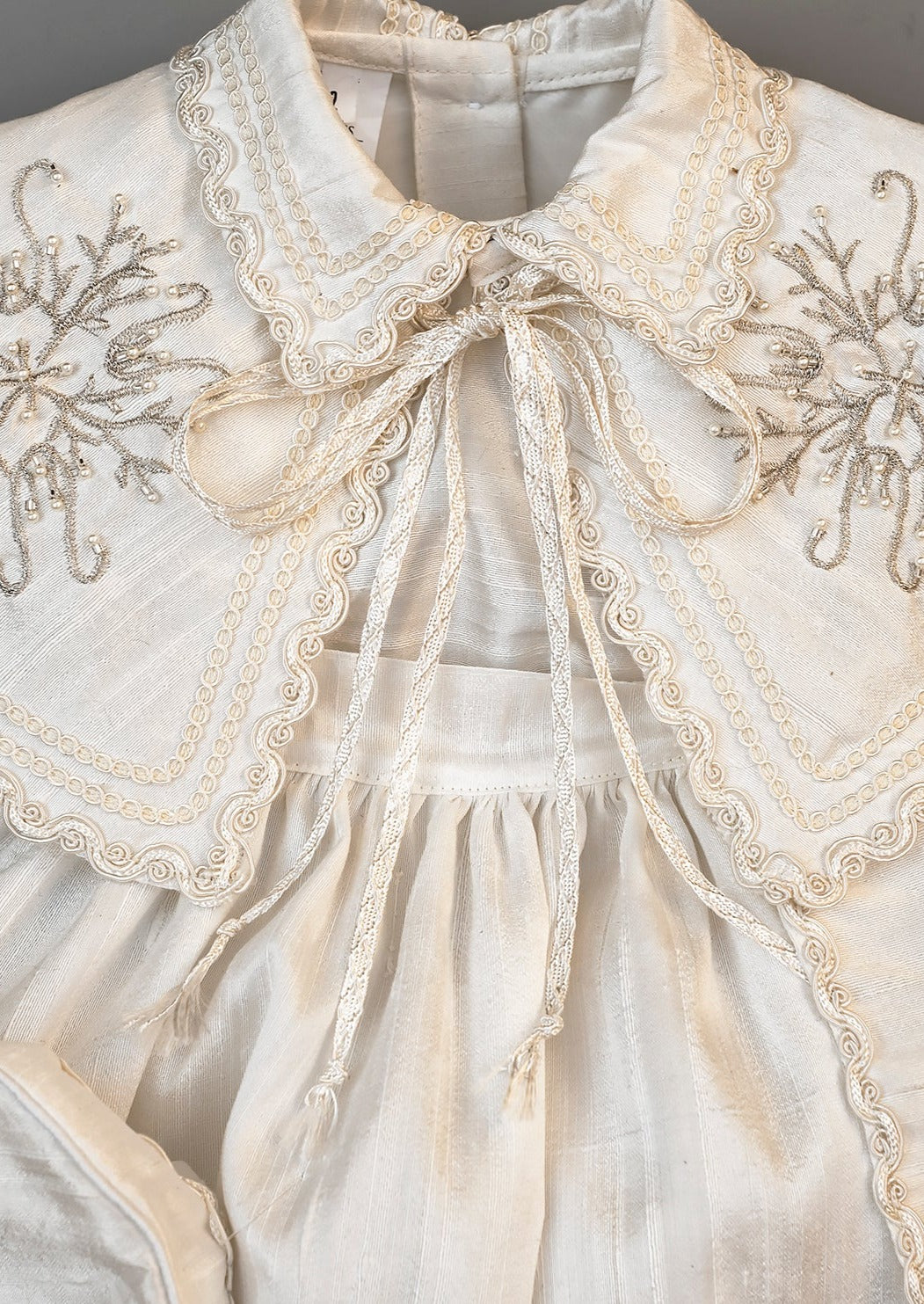 Detalle en la capa de nuestro traje de bautismo B007 hecho a mano