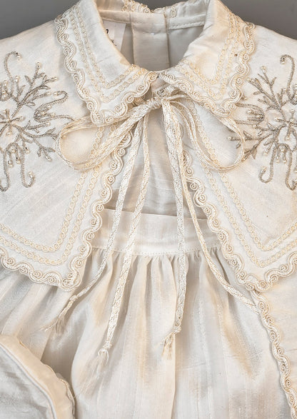 Detalle en la capa de nuestro traje de bautismo B007 hecho a mano