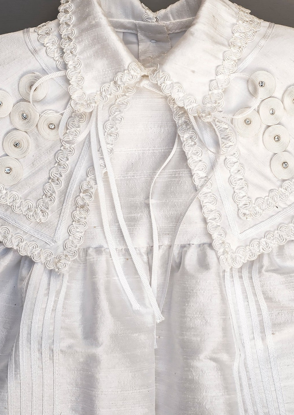 Detalles bordados a mano en el ropon para ceremonias de bautismo B011 en color blanco