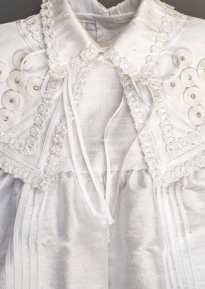 Detalles bordados a mano en el ropon para ceremonias de bautismo B011 en color blanco