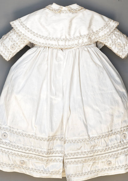 Reverso del ropon B011 con faldon y capa