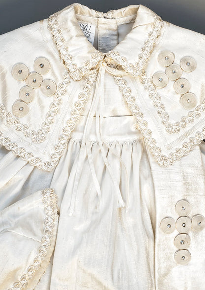 Cruces bordadas a mano en nuestro ropon para bautizo B011 en hueso