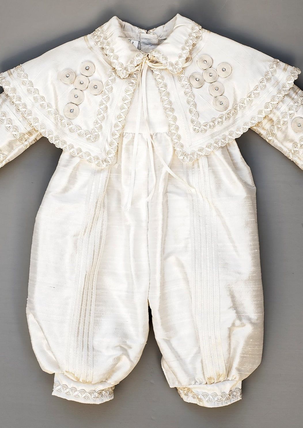 Trajecito B011 con detalles en la capa bordado a mano