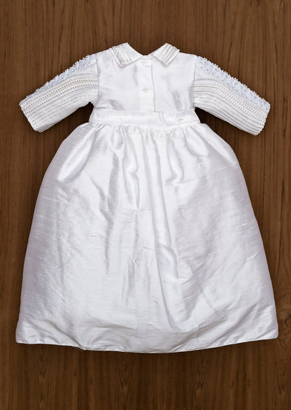 Es desmontable, es decir que el faldon se abotona a la cintura y se puede quitar y poner quedando solo el traje con su pantalon. 