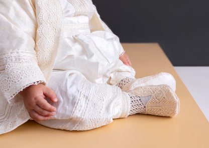 Detalle hecho a mano del trajecito para bautismo Burbvus B021