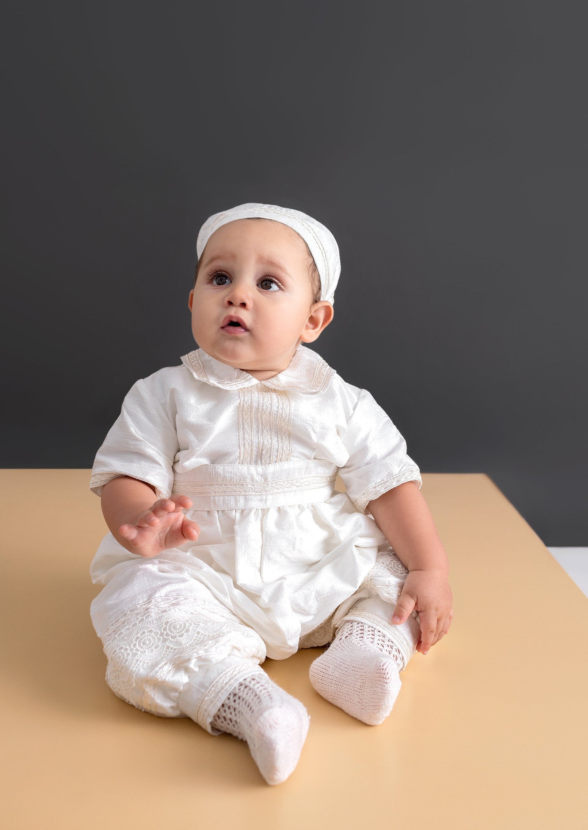 Trajecito para bautizo hehco a mano Burbvus con boinita y calcetas